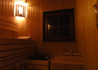 Sauna fińska z oknem.